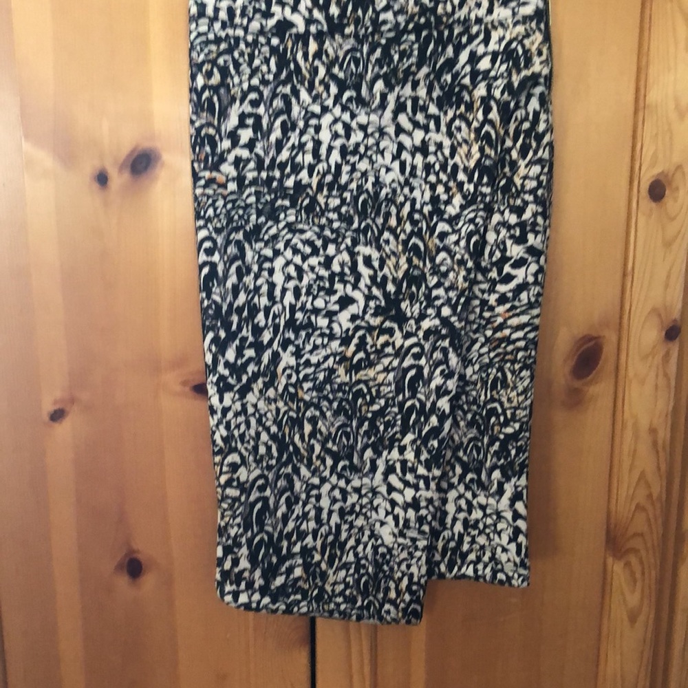 Print Pattern Asymmetrical Panel Straight Skirt w/Side Gold Zipper Closing. - Picture 7 of 10